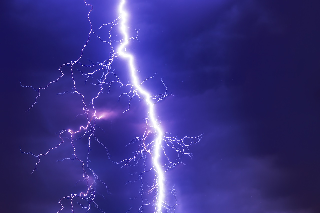 arco electrico tormenta rayo